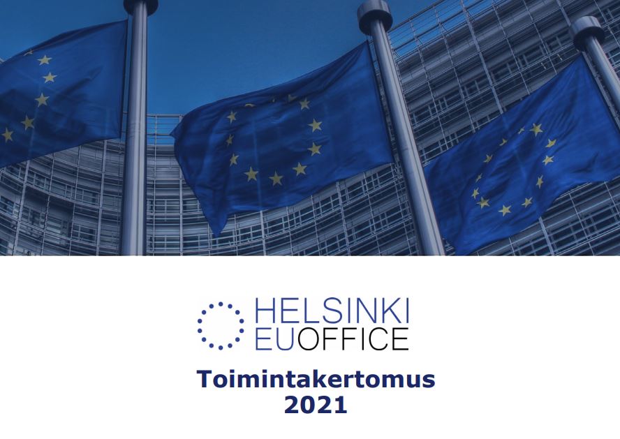 EU:n liput komission edessä. Helsinki EU Officen logo sekä teksti "Toimintakertomus 2021"