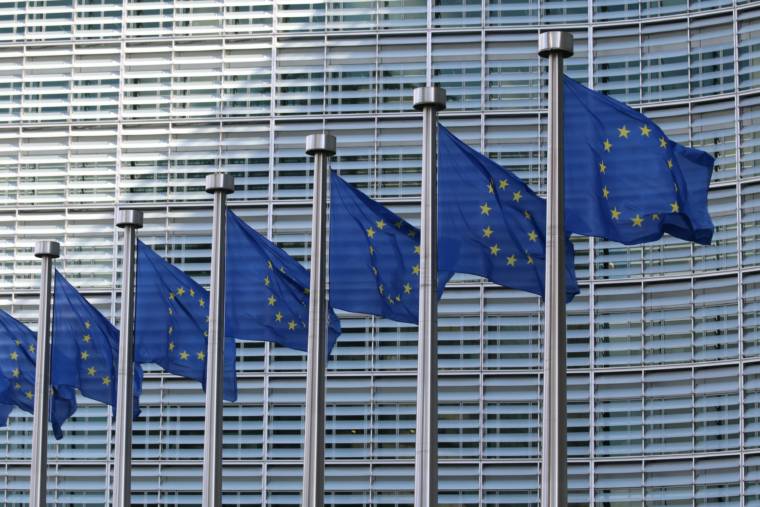EU:n liput Berlaymontin edessä.