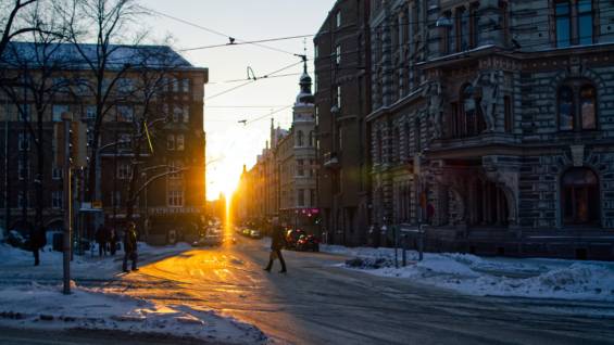 Helsingin keskusta talvella. Auringonpaiste.