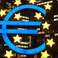 Euro-symboli Euroopan keskuspankin edessä