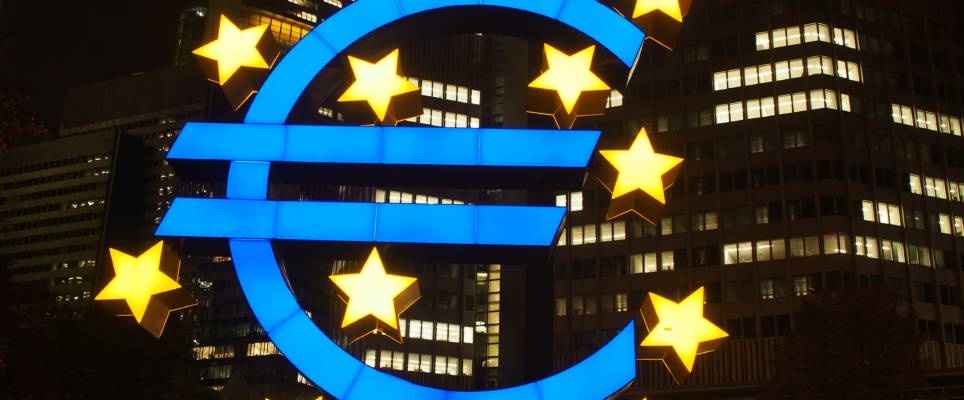Euro-symboli Euroopan keskuspankin edessä